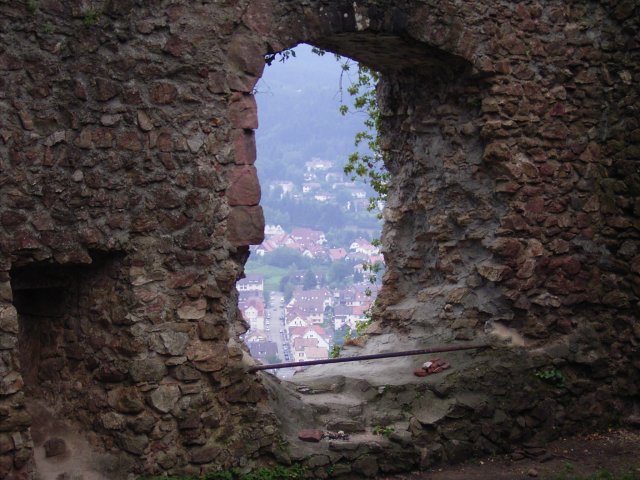 Blick durch ein Burgfenster